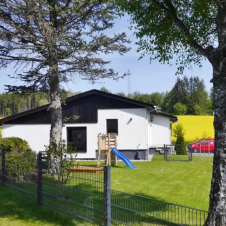 Diemelquelle - Mit Eingezaeuntem Garten *