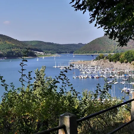 Diemelquelle - Mit Eingezaeuntem Garten