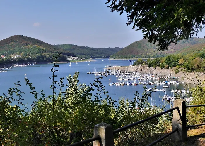 Diemelquelle - Mit Eingezaeuntem Garten